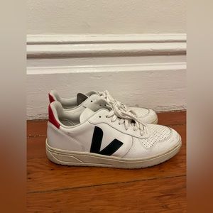 Veja V10 Mens Sneakers - Size 10
